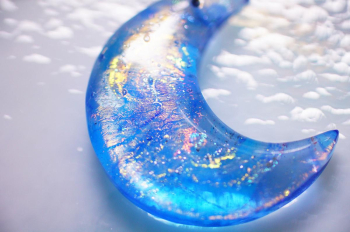 下弦の月 〜 静夜の煌き 〜 静けさに包まれた蒼の世界に、金色や虹色の煌きがふわりと漂う。 ラフォルム ガラスジュエリー ガラスアクセサリー