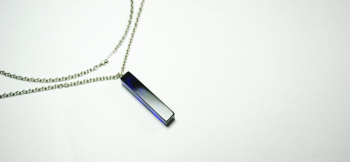 Midnight sea of square ～ Jet ～ チェーンとも相性抜群。※画像はサージカルステンレス製あずきチェーン50cmです。 ラフォルム ガラスジュエリー ガラスアクセサリー
