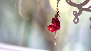 ラフォルム ガラスジュエリー ガラスアクセサリー Petal of love 繊細な花びらのようなフォルムと、大人の雰囲気漂う気品のある色味。可愛らしさと優美さを兼ね備えたハート型片耳用ピアスです。透明感のあるレッドをベースカラーにしっとりとした上…