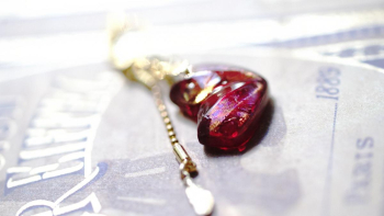 Petal of love 繊細な花びらのようなフォルムと、大人の雰囲気漂う気品のある色味。 ラフォルム ガラスジュエリー ガラスアクセサリー