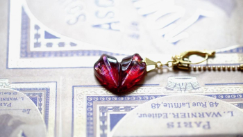 Petal of love 透明感のあるレッドをベースカラーにしっとりとした上品な煌きを施しています。 ラフォルム ガラスジュエリー ガラスアクセサリー