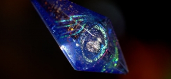 ラフォルム ガラスジュエリー ガラスアクセサリー Dreamblue ～ Mystery of the universe ～ 無数の煌く星々や流星、惑星が浮かぶ青い宇宙空間をガラスの八面体の中に封じ込めた、世界にひとつのオリジナルペンダントが完成い…