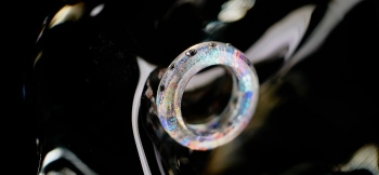 ラフォルム ガラスジュエリー ガラスアクセサリー Dichroic princess crown 煌びやかで様々な色味の美しさを閉じ込めた世界にひとつのオリジナルガラスリングが完成いたしました。丸みを持たせた柔らかなフォルムに、サイズの異なる5石の…