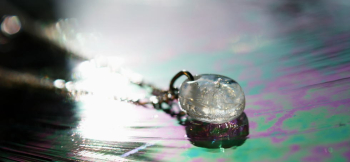 Ties of the heart ～ Drop ～ 10mmほどの小さなかわいらしいフォルムです。 ラフォルム ガラスジュエリー ガラスアクセサリー