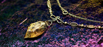 Aquamarine jewel アイスロックカット、ラメ、デザインチェーンの組み合わせが素敵な逸品。ガラス素材ならではの表現をお楽しみいただける存在感のあるオリジナルペンダントです。 ラフォルム ガラスジュエリー ガラスアクセサリー