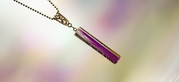 ラフォルム ガラスジュエリー ガラスアクセサリー Cylindrical purple crystal クリアーな円柱形のフォルム内部に、パープルの色合いが細かな気泡と共に上昇していくようなイメージを施しました。ゴールド色の透し模様のバチカンと可愛…
