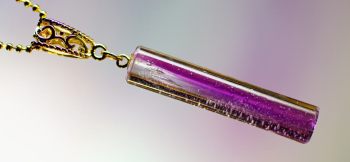 Cylindrical purple crystal 美しい細身の円柱形(円筒)ペンダント。 ラフォルム ガラスジュエリー ガラスアクセサリー
