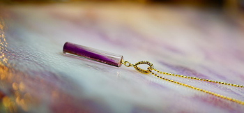 Cylindrical purple crystal ゴールド色ボールチェーンと金具パーツ付き。 ラフォルム ガラスジュエリー ガラスアクセサリー