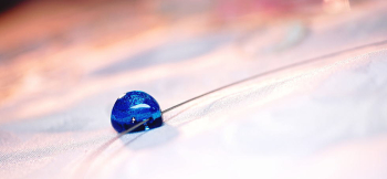 BLUE TEAR ～ 永遠の心 ～ ステンレスワイヤーでスタイリッシュなイメージです。 ラフォルム ガラスジュエリー ガラスアクセサリー
