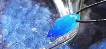 ラフォルム ガラスジュエリー ガラスアクセサリー Blue frozen ice 爽やかなブルー系のグラデーションがとっても美しいアイスロックペンダントになりました。写真では分かり辛いですが、カットは大きめで作品全体にシャープに施しています。光を吸…