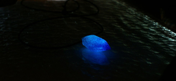 Blue frozen ice 神秘的に美しくブルーの光を放ちます。 ラフォルム ガラスジュエリー ガラスアクセサリー