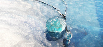 ICE ROSE 涼しげなターコイズブルーをクリアーで包み込んでいます。 ラフォルム ガラスジュエリー ガラスアクセサリー