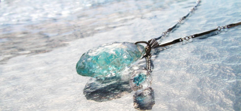 ICE ROSE 表面のアイスロック加工が光を反射して煌きます。 ラフォルム ガラスジュエリー ガラスアクセサリー