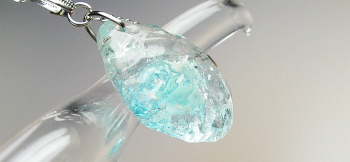 ICE ROSE バラには蓄光加工を施していますので、明るいところでは白く見えます。 ラフォルム ガラスジュエリー ガラスアクセサリー