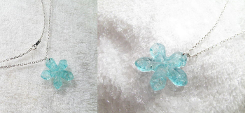 優しき笑顔の結晶 涼しげで軟らかなフォルムの雪の結晶タイプペンダントです。 ラフォルム ガラスジュエリー ガラスアクセサリー