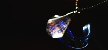 Dream Diamond 表面には結晶の様な細かなカットを施しています。 ラフォルム ガラスジュエリー ガラスアクセサリー