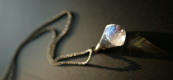 Dream Diamond 美しいダイクロ偏光ガラスと表面のカットが素敵な逸品です。 ラフォルム ガラスジュエリー ガラスアクセサリー