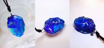 水の誕生 ~ 煌く星の海Ⅱ ~ 厚みのあるフォルム。氷の欠片のようなランダムなカットを施しています。 ラフォルム ガラスジュエリー ガラスアクセサリー