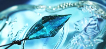 ラフォルム ガラスジュエリー ガラスアクセサリー Dreamblue ～ きらめく海の羽衣 ～ 『Dreamblue ～ 海の羽衣 ～』をベースにした八面体ネックレス・ペンダントです。優しく淡いブルー系をべースに、少し濃い目のブルー系と、ガラスの王…