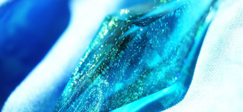 Dreamblue ～ きらめく海の羽衣 ～ ダイクロ偏光ガラスが煌く美しい八面体ペンダント。 ラフォルム ガラスジュエリー ガラスアクセサリー