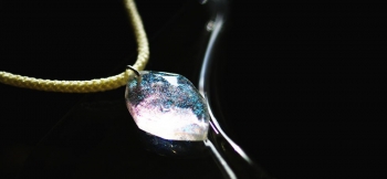 ラフォルム ガラスジュエリー ガラスアクセサリー 虹のイーリス 全体には菱形に近いドロップタイプのフォルムに、大きめカットを施しました。ガラスの王様と呼ばれているダイクロ偏光ガラスは、見る角度や光の当たり方で様々に偏光する不思議な色合いをお楽しみい…