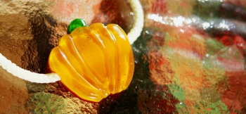 ラフォルム ガラスジュエリー ガラスアクセサリー Happy pumpkin 可愛らしいカボチャをイメージしたブレスレットが完成いたしました。コードはガラス内部を通すタイプにし、ビーズで長さの調整が出来るようになっております。