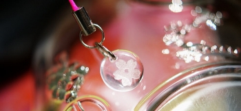 ラフォルム ガラスジュエリー ガラスアクセサリー 桜のほほえみ 一輪の桜のデザインを表面に彫刻した可愛らしいストラップに仕上がりました。