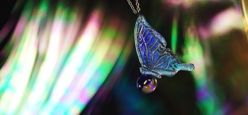ラフォルム ガラスジュエリー ガラスアクセサリー Rest the wings of the dichroic glass. モルフォチョウの美しい煌きを、球体にとまったアゲハ蝶のフォルムに表現した、世界にひとつのオリジナルペンダントが完成いたしま…