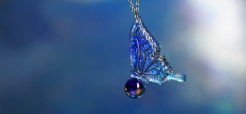 Rest the wings of the dichroic glass. ブルーのグラデーションに美しい「ダイクロガラス」の煌きを施しました。球体にとまったアゲハ蝶のフォルムです。 ラフォルム ガラスジュエリー ガラスアクセサリー