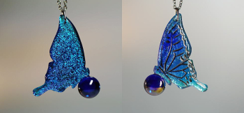 Rest the wings of the dichroic glass. 表裏で異なる煌きの表情をお楽しみいただけます。 ラフォルム ガラスジュエリー ガラスアクセサリー