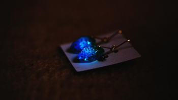 水の妖精 / ピアス(14KGF) 暗闇ではブルーの神秘的な蓄光の光を楽しめます。 ラフォルム ガラスジュエリー ガラスアクセサリー