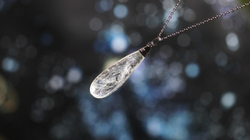Spiral rainⅡ 世界にひとつのしずくタイプペンダント。 ラフォルム ガラスジュエリー ガラスアクセサリー