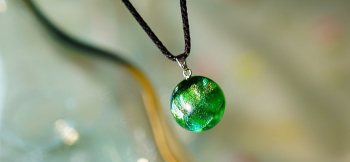 Various gleam sphere 内部に「思い出の大切なもの」を封入したメモリアルペンダントです。 ラフォルム ガラスジュエリー ガラスアクセサリー