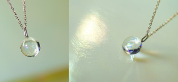Shining world / ペンダント 明るい背景ではより透明感のある雰囲気に。 ラフォルム ガラスジュエリー ガラスアクセサリー