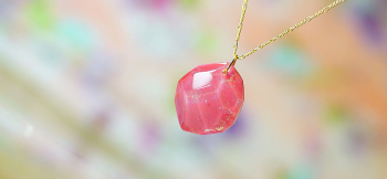 優しきひとひらの花 ～ 大きな愛をいつまでも ～ ピンク系の優しい色合い。 ラフォルム ガラスジュエリー ガラスアクセサリー