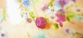 優しきひとひらの花 ～ 大きな愛をいつまでも ～ ラメとアイスロック加工。 ラフォルム ガラスジュエリー ガラスアクセサリー