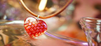ラフォルム ガラスジュエリー ガラスアクセサリー Jewelheart 寄せられたデザインコンペの『Jewelheart』を実際のネックレスにお作りいたしました。オレンジをベースに、かわいらしい丸いドットのダイクロ偏光ガラスを使用しています。つやや…