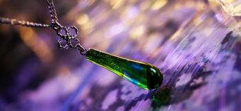 ラフォルム ガラスジュエリー ガラスアクセサリー Green fairy クリアーベースに、グリーンやブルーをマーブル加工したシンプルで美しいしずくタイプネックレスです。
