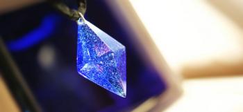 ラフォルム ガラスジュエリー ガラスアクセサリー Dreamblue ～ 虹色の春風 ～ 幅広タイプの素敵な八面体ネックレスです。美しいコバルトブルーをベースに、ラメと光を吸収する度にホタルの光のように暗闇で神秘的に光る蓄光加工をいたしました。ラメ…
