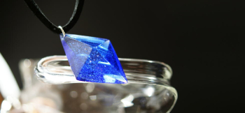 Dreamblue ～ 虹色の春風 ～ 透過すると、透明なコバルトブルーに見えます。 ラフォルム ガラスジュエリー ガラスアクセサリー