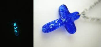 Cross ～ 波の音色 ～ 内部には、文字彫刻を蓄光加工で施しています。暗闇で文字が浮かび上がります。 ラフォルム ガラスジュエリー ガラスアクセサリー