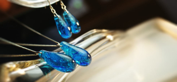海のささやき ～  ピアス ～ 『海のささやき ～ ネックレス ～』とセットでお使いいただけます。 ラフォルム ガラスジュエリー ガラスアクセサリー