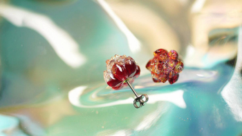 煌紅の蓮 蓮の花をモチーフにした世界にひとつのオリジナルピアス。 ラフォルム ガラスジュエリー ガラスアクセサリー