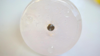 MEMORIAL EGG DOME 裏面側の「ねじ式封入口」からご自身の手で「思い出の大切なもの」を封入していただくことが可能。裏面には滑り止め付き。 ラフォルム ガラスジュエリー ガラスアクセサリー