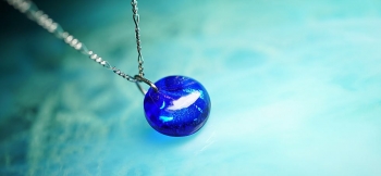 ラフォルム ガラスジュエリー ガラスアクセサリー Dichroic blue half planet 美しいブルーの濃淡の色合いと、「ダイクロ偏光ガラス」やラメの煌きを緩やかなマーブル模様で表現しました。さらに暗闇では神秘的な淡い光をお楽しみいただ…