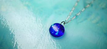 Dichroic blue half planet 美しく爽やかな色合いのオリジナルペンダント。 ラフォルム ガラスジュエリー ガラスアクセサリー