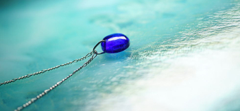 Dichroic blue half planet 小ぶりで身に着け易い逸品です。 ラフォルム ガラスジュエリー ガラスアクセサリー