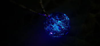 Dichroic blue half planet 光を吸収させる度、暗闇で淡く神秘的な蓄光の光。 ラフォルム ガラスジュエリー ガラスアクセサリー