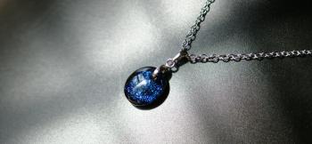 ラフォルム ガラスジュエリー ガラスアクセサリー Noble black opal レインボーラメ入りのプチネックレスです。ブラックをベースにしたシックな逸品です。