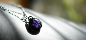 Noble black opal 美しいレインボーラメ入り。見る角度や光の当たり方で表情が一変します。 ラフォルム ガラスジュエリー ガラスアクセサリー